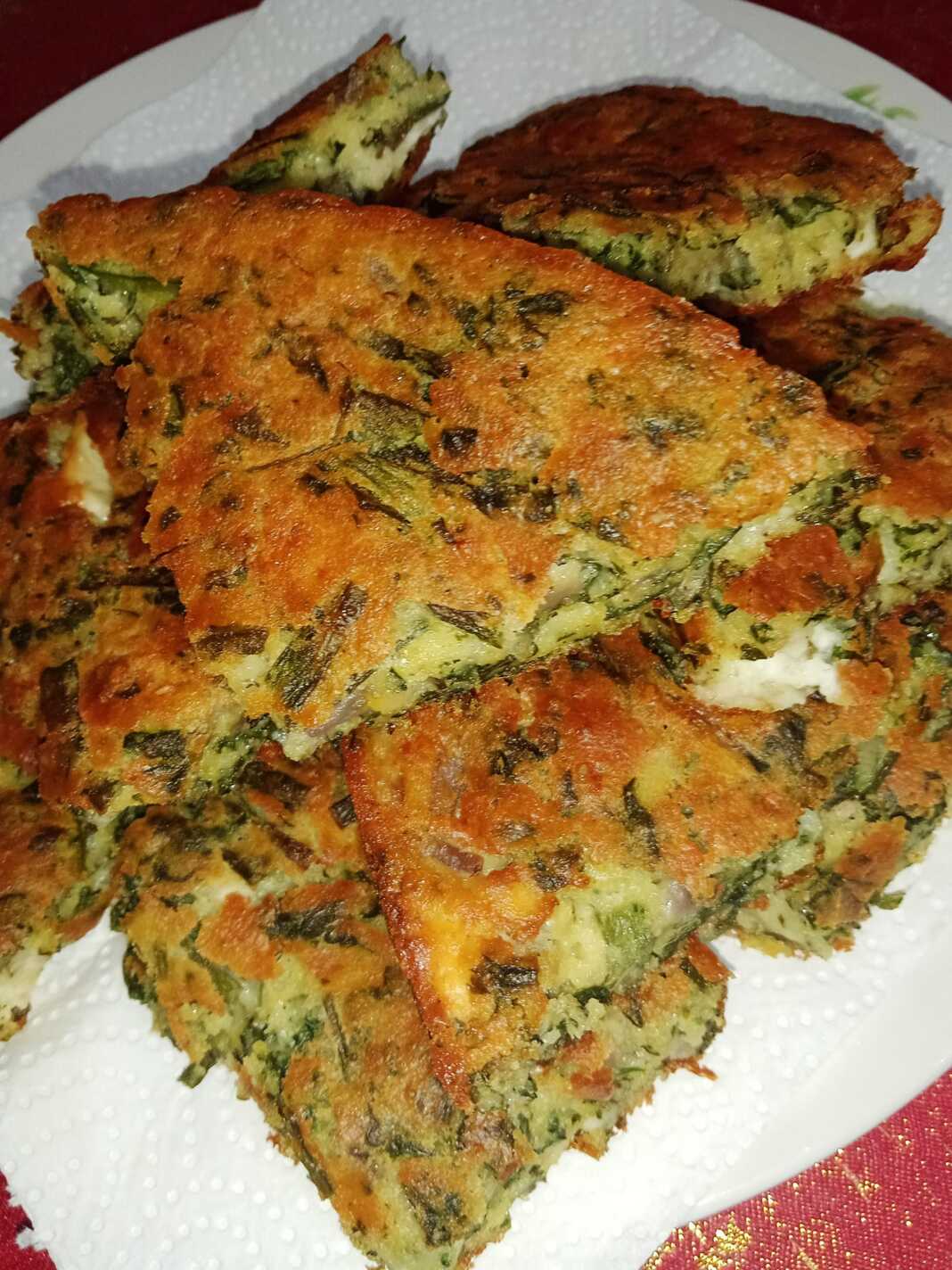 mpatzina me spanaki Μια χρυσαφένια κουρκουτόπιτα με σπανάκι σε ένα πιάτο