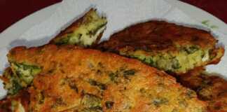 Μια χρυσαφένια κουρκουτόπιτα με σπανάκι σε ένα πιάτο