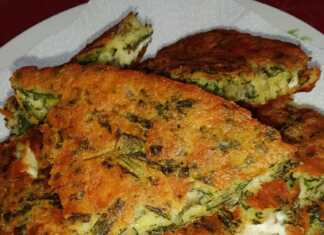 Μια χρυσαφένια κουρκουτόπιτα με σπανάκι σε ένα πιάτο