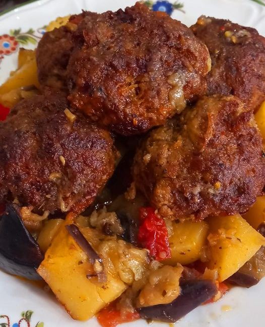 mpiftekia laxanika Μπιφτέκια στο φούρνο με πατάτες και λαχανικά