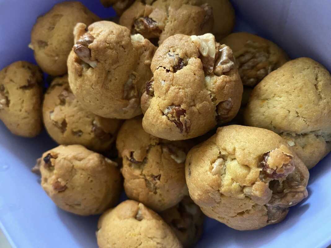 Βραχάκια με σταφίδες και καρύδια