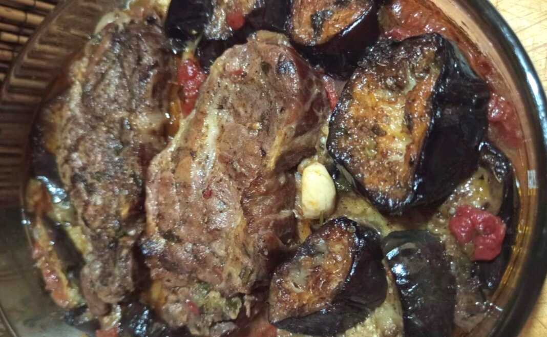 mpizoles me melitzanes Χοιρινές Μπριζόλες Λαιμού με Μελιτζάνες στο Φούρνο