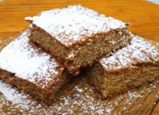 Μια ρόδινη και αρωματική νηστίσιμη μπουγάτσα Πελοποννήσου με παραδοσιακά σχέδια από πιρούνι στην επιφάνεια, μέσα σε αντικολλητικό ταψί