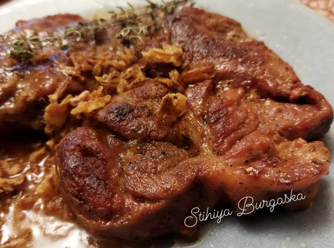 mprizoles me voutiro skordo Χοιρινή Μπριζόλα Λαιμού στο τηγάνι