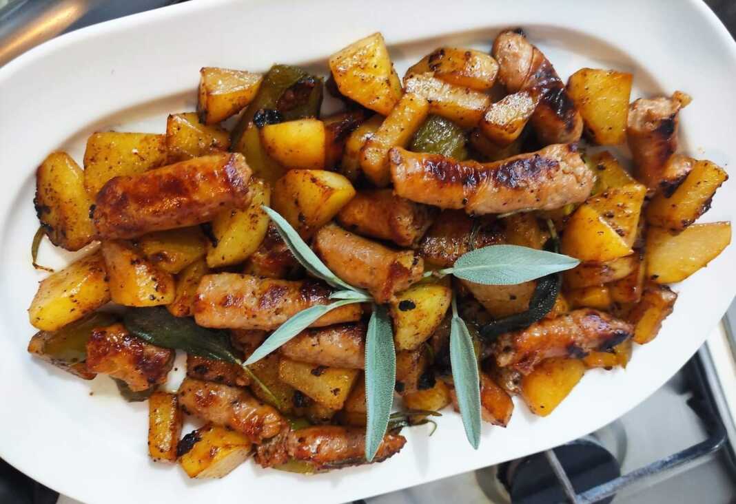 Λουκάνικα με Πατάτες στο Φούρνο