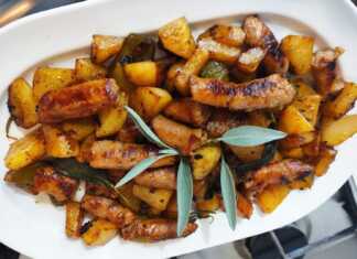 Λουκάνικα με Πατάτες στο Φούρνο