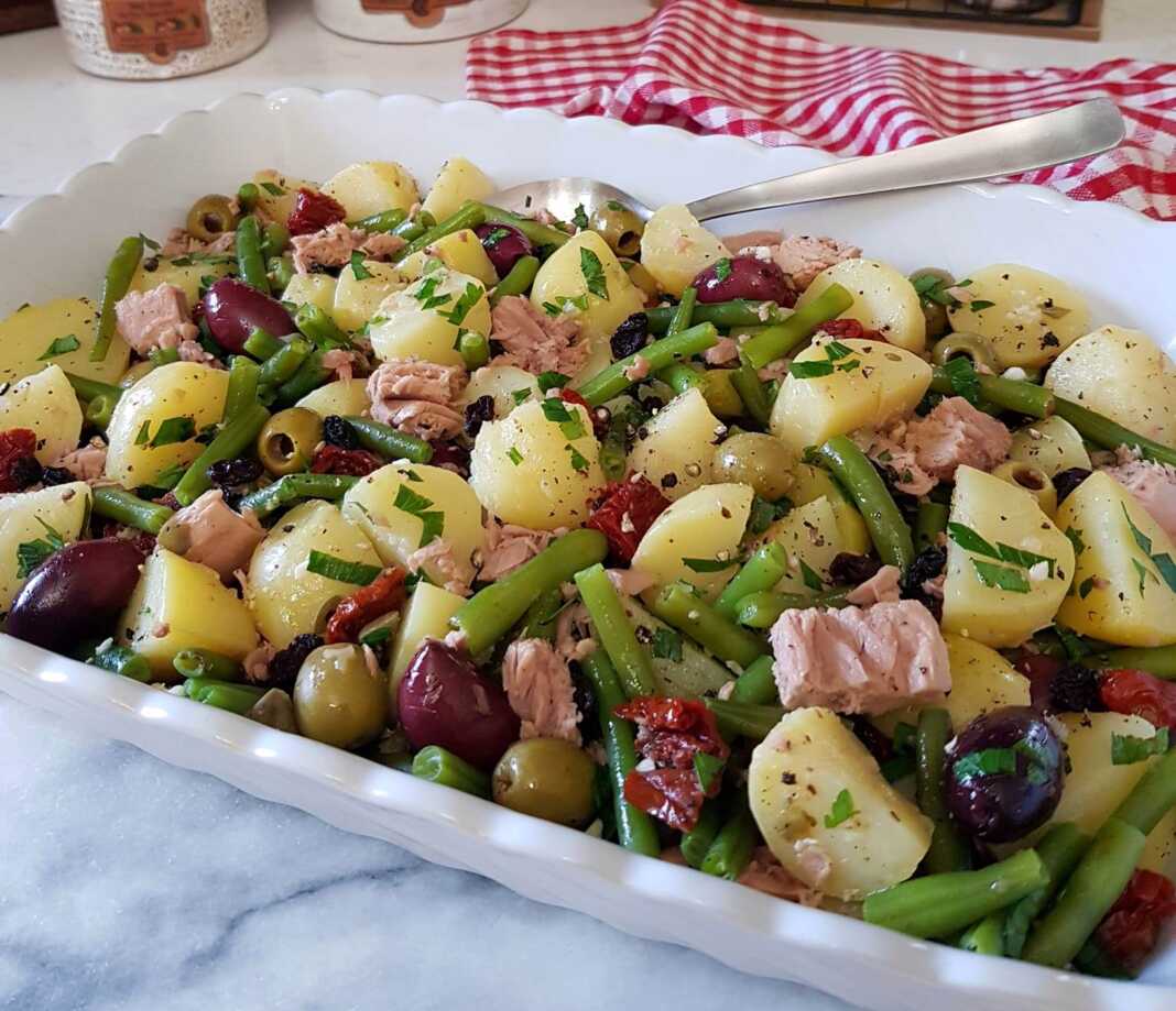 Μεγάλο πυρεξ με Πατατοσαλάτα με Τόνο και Πράσινα Φασόλια, έτοιμη για σερβίρισμα.