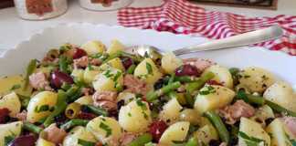 Μεγάλο πυρεξ με Πατατοσαλάτα με Τόνο και Πράσινα Φασόλια, έτοιμη για σερβίρισμα.