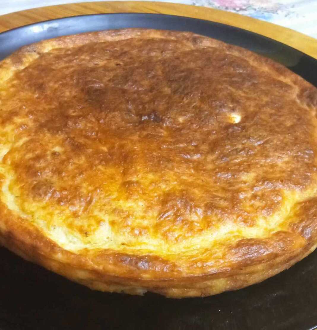 Αφράτη τυρόπιτα με γιαούρτι, κομμένη σε τετράγωνα κομμάτια, ιδανική για το κολατσιό.