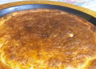 Αφράτη τυρόπιτα με γιαούρτι, κομμένη σε τετράγωνα κομμάτια, ιδανική για το κολατσιό.