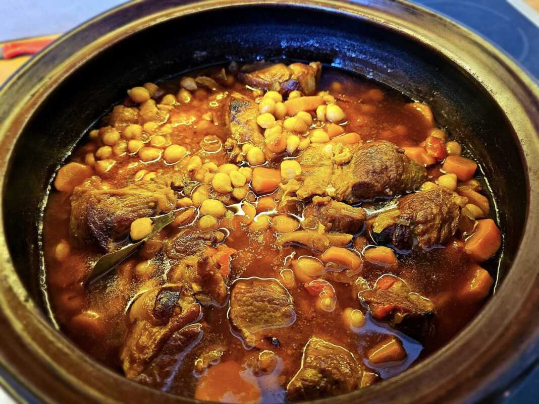 revithia kreas gastra Μοσχάρι κοκκινιστό με ρεβίθια στη γάστρα