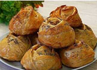 Αραβικά κιμαδοπιτάκια (σάμσα) με χρυσαφένια, τραγανή ζύμη, πασπαλισμένα με σουσάμι.