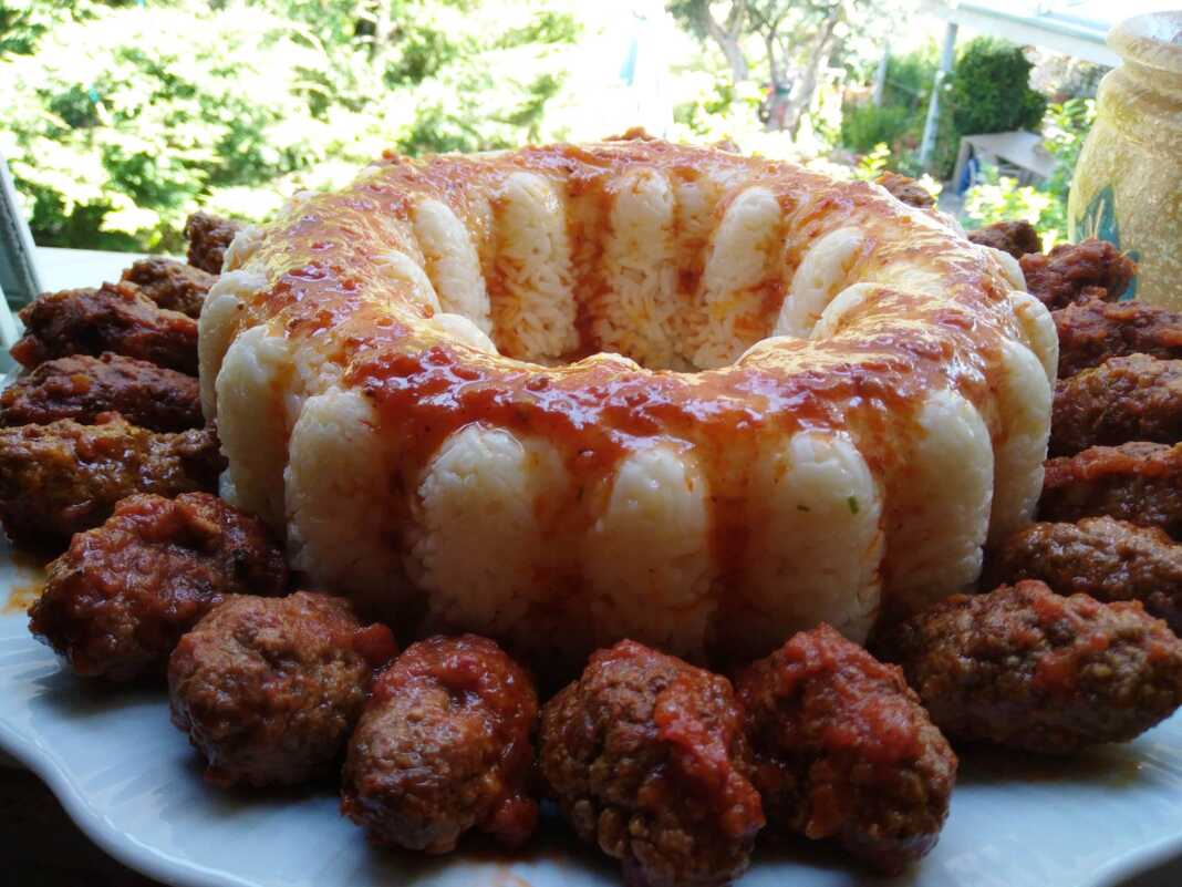 σουτζουκάκια με ρύζι