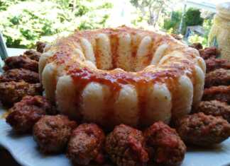 Ζουμερά σουτζουκάκια σε πλούσια κόκκινη σάλτσα ντομάτας σερβιρισμένα με αφράτο λευκό ρύζι σε ένα βαθύ πιάτο