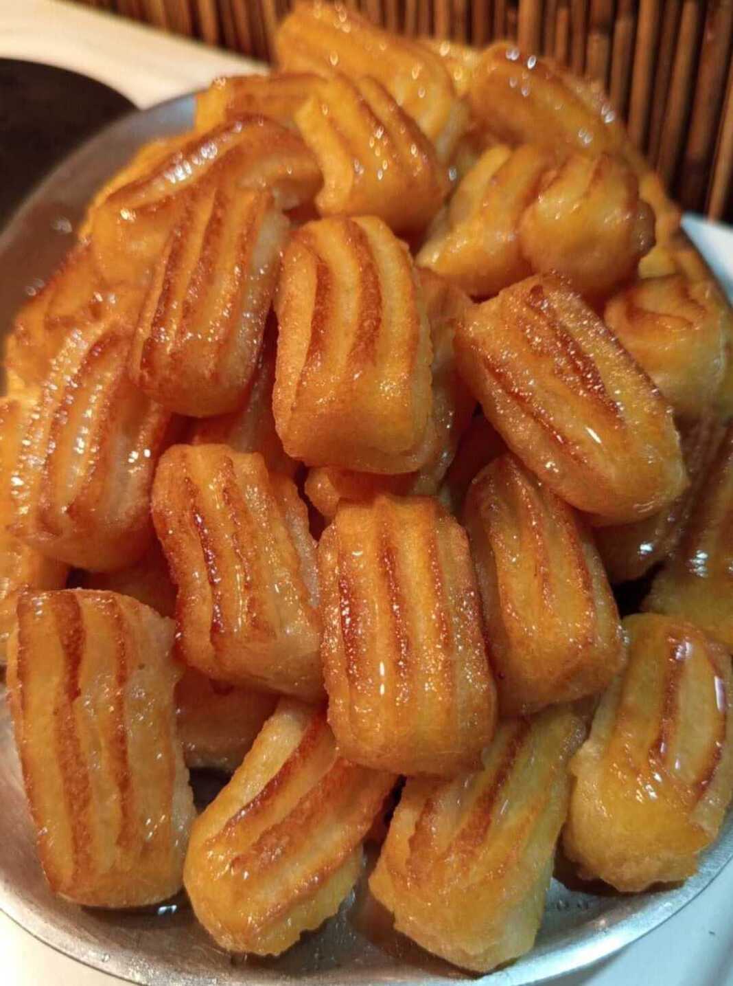 Τα τουλουμπάκια της Ελίνας, φτιαγμένα με αγάπη βουτηγμένα σε γλυκό σιρόπι για να ικανοποιήσετε την επιθυμία σας για γλύκισμα.