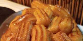 Τα τουλουμπάκια της Ελίνας, φτιαγμένα με αγάπη βουτηγμένα σε γλυκό σιρόπι για να ικανοποιήσετε την επιθυμία σας για γλύκισμα.