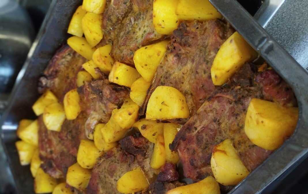 xoirines mprizoles me patates Χοιρινές μπριζόλες λαιμού με πατάτες