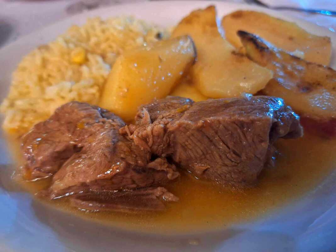 xoirino me ryzi Λεμονάτο χοιρινό με πιλάφι