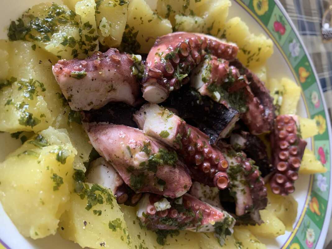 Χταπόδι με πατατοσαλάτα