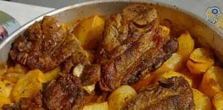 Ταψί με ροδοκοκκινισμένα αρνίσια μπριζολάκια και μελωμένες πατάτες κυδονάτες πασπαλισμένα με ρίγανη