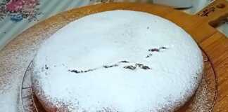 Ένας χρυσαφένιος, αφράτος Άρτος Εκκλησίας, φρεσκοψημένος, σε ξύλινη επιφάνεια