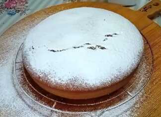 Ένας χρυσαφένιος, αφράτος Άρτος Εκκλησίας, φρεσκοψημένος, σε ξύλινη επιφάνεια