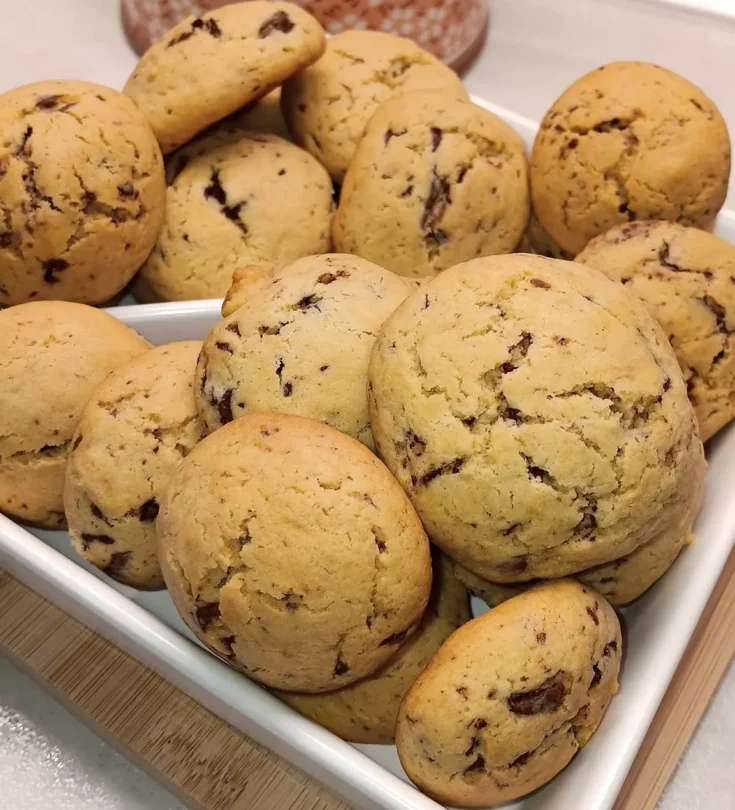 Σπιτικά cookies με μεγάλα κομμάτια σοκολάτας σε ξύλινη επιφάνεια