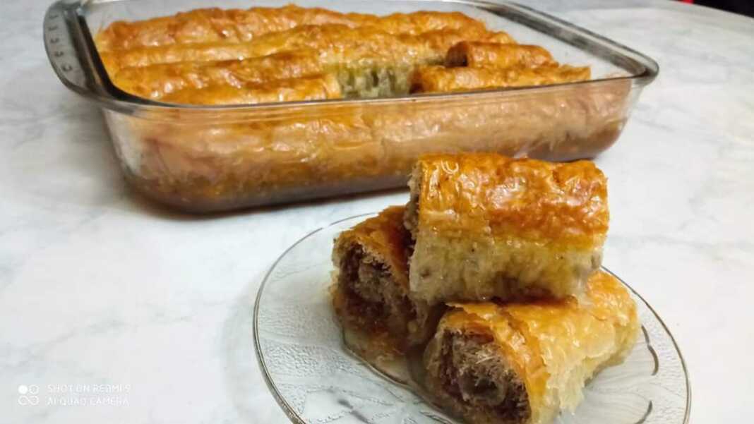 Γιαννιώτικα σιροπιαστά μπακλαβαδάκια με κανταΐφι, πασπαλισμένα με αλεσμένο καρύδι.