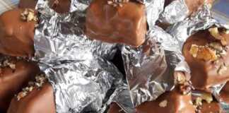 Μια πιατέλα γεμάτη με φρεσκοφτιαγμένες Καριόκες, με την επικάλυψη σοκολάτας και τα τριμμένα καρύδια να φαίνονται