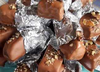 Μια πιατέλα γεμάτη με φρεσκοφτιαγμένες Καριόκες, με την επικάλυψη σοκολάτας και τα τριμμένα καρύδια να φαίνονται