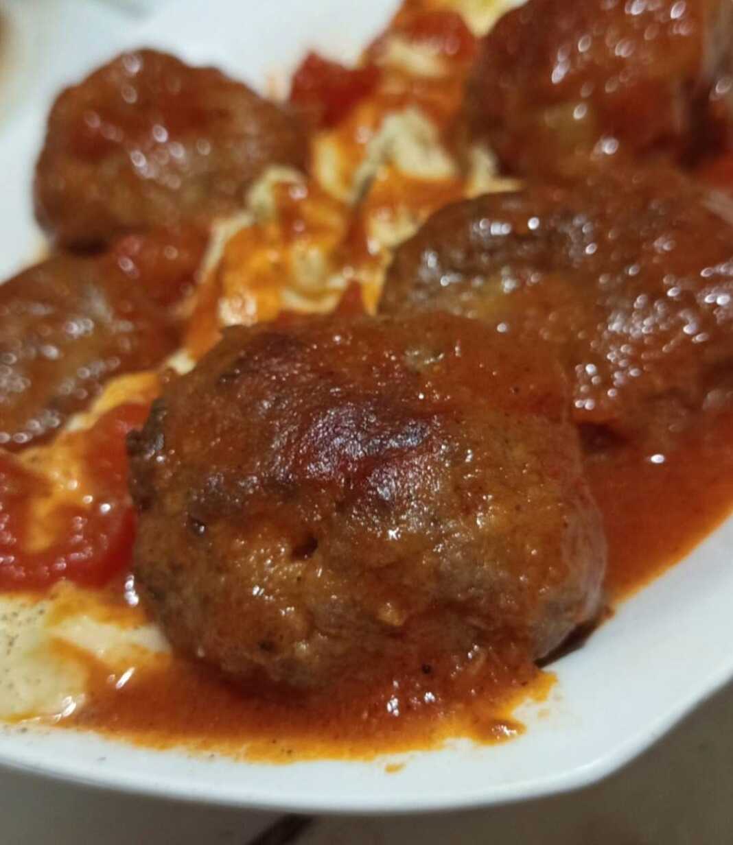 Κοκκινιστά Κεφτεδάκια με Πουρέ