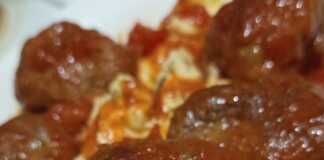 Κοκκινιστά Κεφτεδάκια με Πουρέ