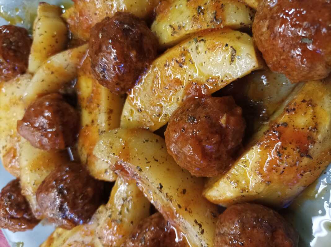 Κεφτεδάκια με πατάτες στο φούρνο