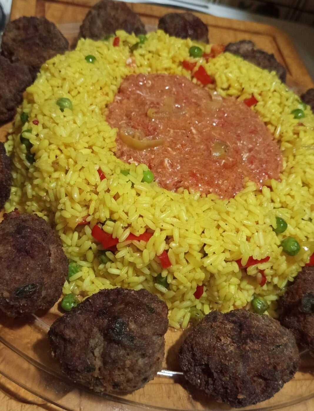 Κεφτέδες με Στραπατσάδα και Πιλάφι