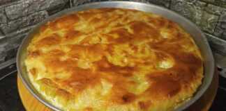 Χωριάτικη μακαρονόπιτα με χρυσαφένιο γλάσο, κομμένη σε τετράγωνα κομμάτια.