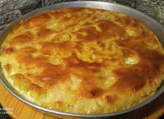 Χωριάτικη μακαρονόπιτα με χρυσαφένιο γλάσο, κομμένη σε τετράγωνα κομμάτια.