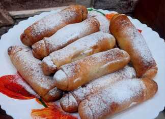 Τραγανά μηλοπιτάκια στρούντελ, πασπαλισμένα με ζάχαρη άχνη, σερβιρισμένα σε πιατέλα.