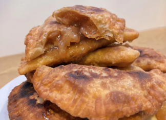 Χρυσαφένια τηγανητά μηλοπιτάκια με σχέδιο από πιρούνι στις άκρες