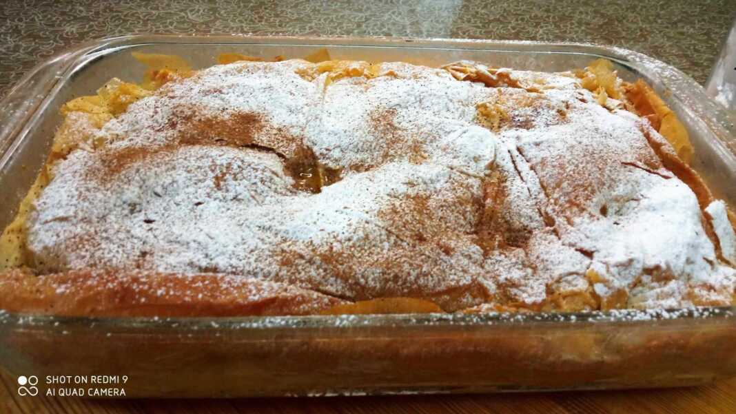 mpougatsa_fgh Φρεσκοψημένη γλυκιά μπουγάτσα πασπαλισμένη με ζάχαρη άχνη και κανέλα.