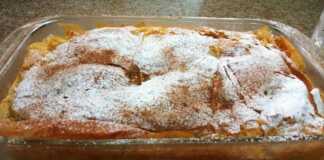 Φρεσκοψημένη γλυκιά μπουγάτσα πασπαλισμένη με ζάχαρη άχνη και κανέλα.