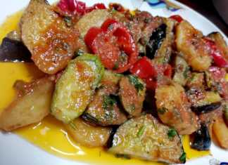 Παραδοσιακό μπριάμ κατσαρόλας με μελιτζάνες, κολοκυθάκια και πατάτες μέσα σε πλούσια κόκκινη σάλτσα.