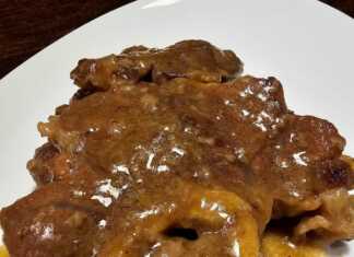 Σιγομαγειρεμένο μοσχαρίσιο οσομπούκο με πλούσια καφέ σάλτσα κρασιού σερβιρισμένο σε πιάτο