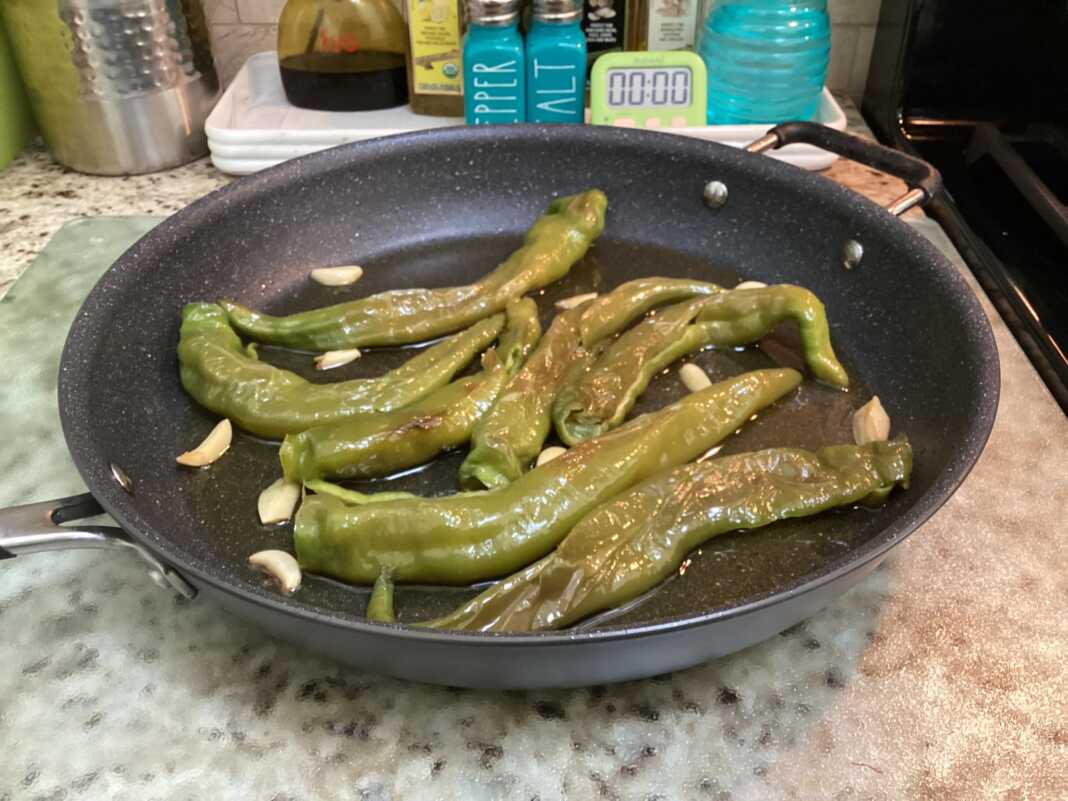 piperakia tou mpakali πιπερίτσες σε σκορδόλαδο