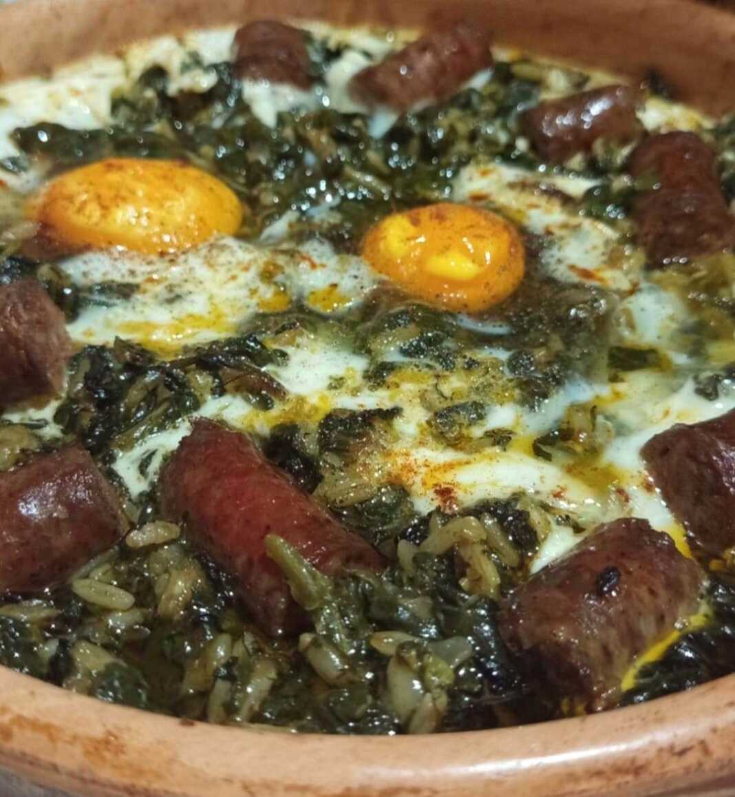 Σπανακόρυζο με Χωριάτικα Λουκάνικα