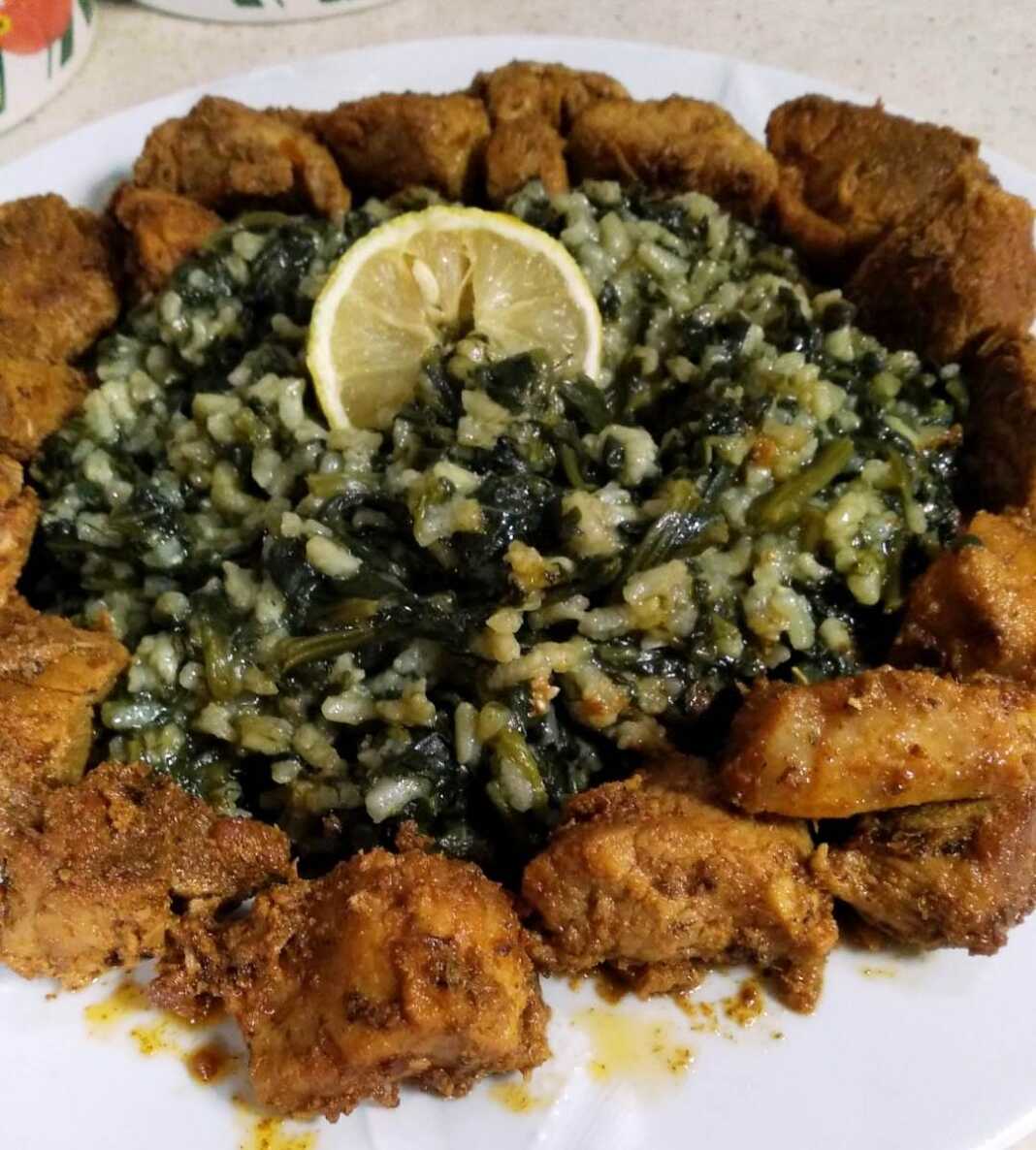 Σπανακόρυζο με χοιρινή τηγανιά