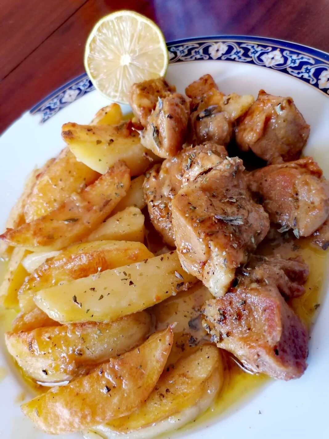 Χοιρινή τηγανιά με πατάτες φούρνου