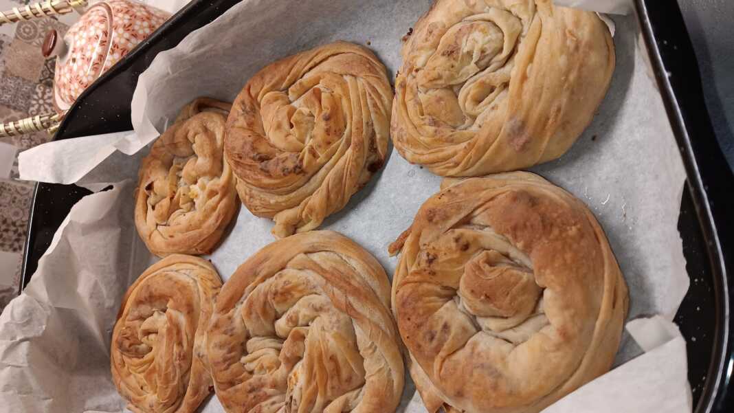 Τυρόπιτα με χειροποιητο φύλλο