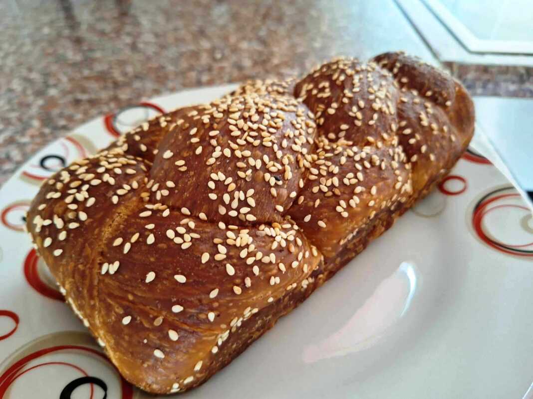 Τσουρέκι με ξύσμα λεμονιού