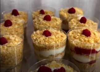 Εντυπωσιακό Βατόμουρο Ναπολέων σε στρώσεις με σφολιάτα, κρέμα και βατόμουρα