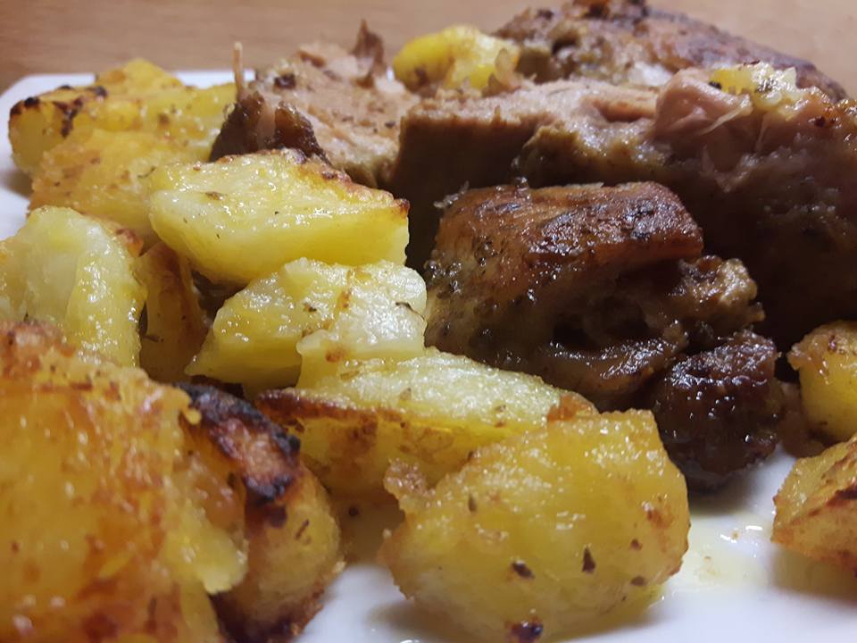xoirino me patates Χοιρινό στο φούρνο με πατάτες